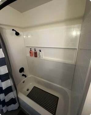 Hair dryer, towels, soap, toilet paper - Spacious 4-bedroom house with WiFi and AC in lovely Raleigh (Raleigh)