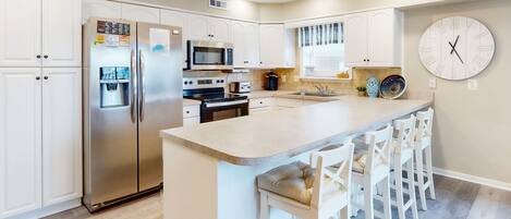 冷蔵庫、電子レンジ、オーブン、コンロ