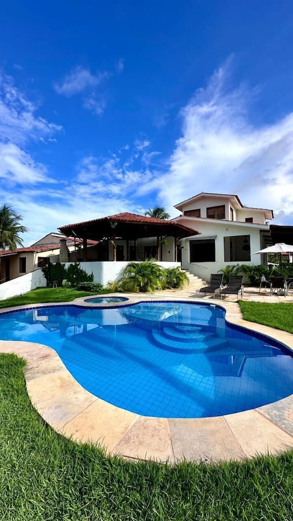 Vista frontal de la propiedad