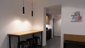 A modern kitchen with a wooden countertop and black stools. - Standard Triple Studio with Fimestra (Bagheria)