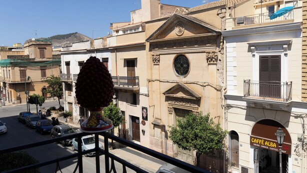 A street view with a building featuring a sign for 'CAFFÈ ALBA' and a large decorative vase in the foreground. - Superior Double Apartment with Balcony (Bagheria)