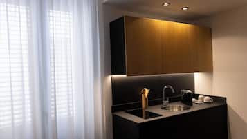 Refrigerador, microondas, placa de cocina, cafetera/tetera