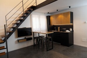 Jääkaappi, mikroaaltouuni, liesi, kahvin-/teenkeitin