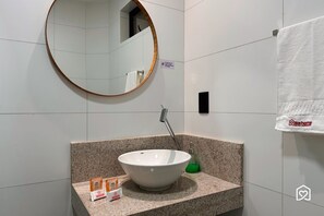 Signature Apartment | Bathroom