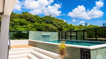 Una piscina cubierta