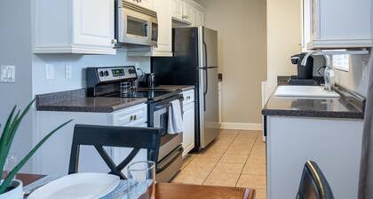 Comfortable & spacious-Walk to Fraternity Row!