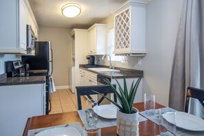 Fridge, microwave, oven, stovetop - Comfortable & spacious-Walk to Fraternity Row! (Oxford)