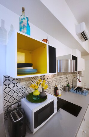 Kylskåp, mikrovågsugn, spishäll och vattenkokare