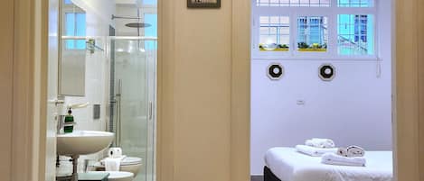 Shower, hair dryer, bidet, towels