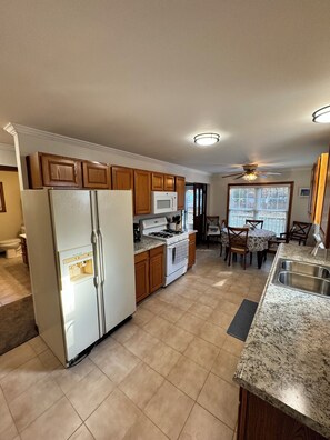 Fridge, microwave, oven, stovetop - Amazing 2 bedroom house 0.25 miles from the beach (Caseville)