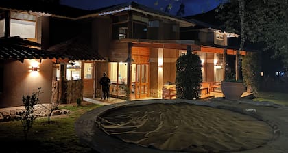 Luxury Spacious Villa, 5 bedrooms and WiFi, on Inka Trail in delightful Urubamba