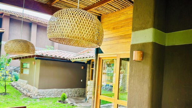 Une façade en bois et un chemin de pierre menant à une porte en verre.