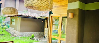 Luxury Spacious Villa, 5 bedrooms and WiFi, on Inka Trail in delightful Urubamba