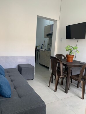 Familienapartment, 2 Schlafzimmer, Gartenblick | Wohnzimmer | Fernseher