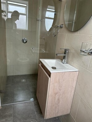 Basic-Doppelzimmer, Stadtblick | Badezimmer | Dusche, Haartrockner, Handtücher, Seife