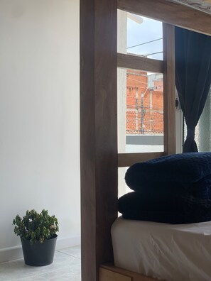 Vierbettzimmer, Balkon, Stadtblick | Bügeleisen/Bügelbrett, kostenloses WLAN