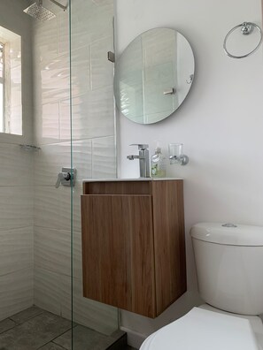 Classic-Dreibettzimmer, Stadtblick | Badezimmer | Dusche, Haartrockner, Handtücher, Seife