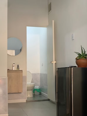 Apartamento família, 2 quartos, vista para o jardim | Banheiro | Chuveiro, secador de cabelo (mediante solicitação), toalhas de banho
