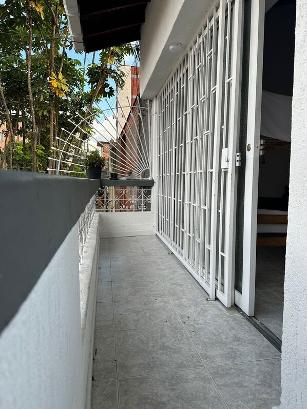 Vierpersoonskamer, balkon, uitzicht op de stad | Balkon