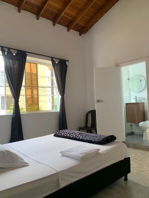 Klassieke driepersoonskamer, uitzicht op de stad | Een strijkplank/strijkijzer, gratis wifi