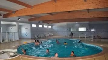 Kolam renang tertutup, kolam renang terbuka bermusim