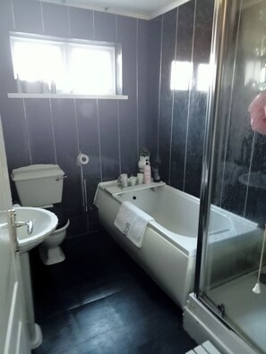 House | Bathroom | Shower, hair dryer, towels - Modern Home Near Simon Side Metro (South Shields)
