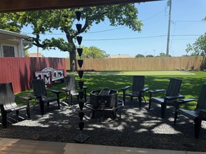 Outdoor dining - Livin' The Life Inn CStat (College Station)