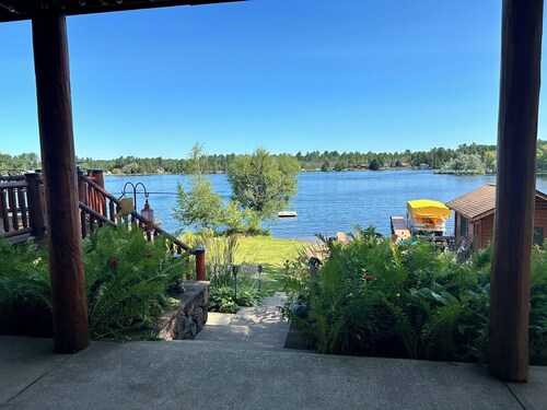 Spacious 5-bedroom lakefront house in charming Vulcan with WiFi, AC