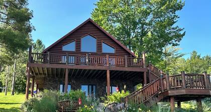 Spacious 5-bedroom lakefront house in charming Vulcan with WiFi, AC