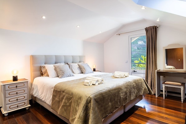 1 chambre, fer et planche à repasser, accès à Internet