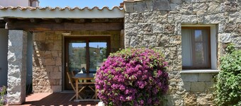Villa Menhir. Mediterranean garden. Mountain view.