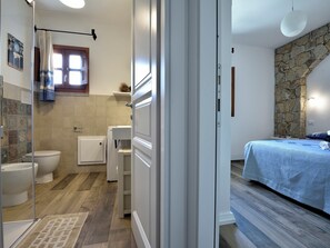 Un baño moderno con inodoro, ducha y toallero.