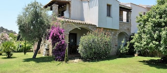 Villa Menhir. Mediterranean garden. Mountain view.