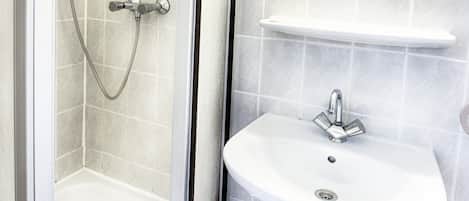 Douche, sèche-cheveux, serviettes fournies, savon