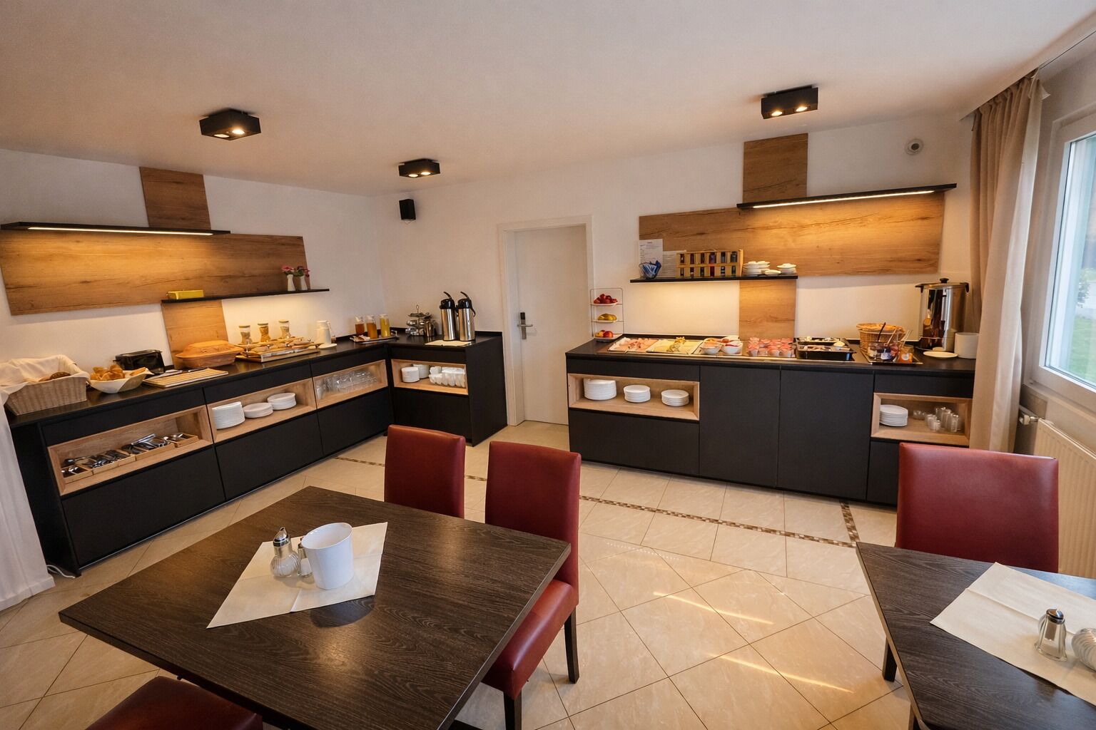Tägliches Frühstücksbuffet gegen Gebühr