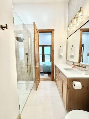 Douche, séchoir à cheveux, serviettes fournies