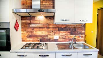 Alloggio su due livelli, vista montagna | Cucina privata | Frigorifero, microonde, forno, piano cottura