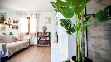 Alloggio su due livelli, vista montagna | Area soggiorno | TV a schermo piatto