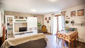 Alloggio su due livelli, vista montagna | Area soggiorno | TV a schermo piatto