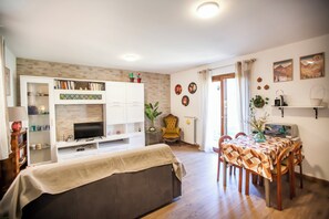 Dupleks, pemandangan gunung | Area keluarga | TV layar datar