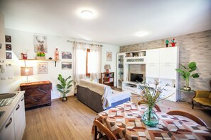 Toetasjesleilighet, fjellutsikt | Oppholdsområde | Flatskjerm-TV