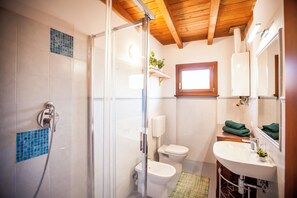 Maisonette, Bergblick | Badezimmer | Dusche, Haartrockner, Handtücher, Seife