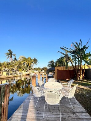 Outdoor dining - Ocean Front Suit Independent entrance 8 minutes from the Beach (Hollywood)