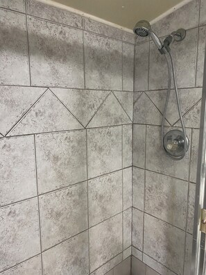 Shower, towels, soap, shampoo - Ocean Front Suit Independent entrance 8 minutes from the Beach (Hollywood)