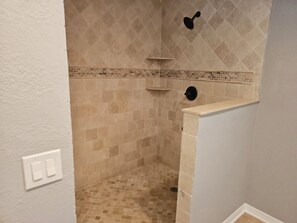 Towels, soap, shampoo, toilet paper - Pelican Paradise Gulf Access Waterfront Pool/home (Cape Coral)