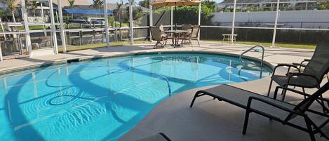 Una piscina al aire libre, una piscina climatizada