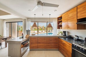 Luxury House, Private Pool, City View | Private kitchen | Full-size fridge, microwave, oven, stovetop - Casa Lulú (San José del Cabo)