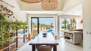 Luxury House, Private Pool, City View | Dining room