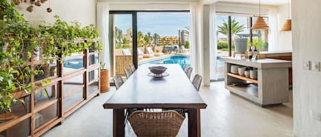 Luxury House, Private Pool, City View | Dining room