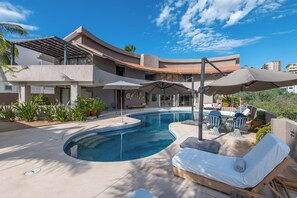 Outdoor pool, pool umbrellas, sun loungers - Casa Lulú (San José del Cabo)